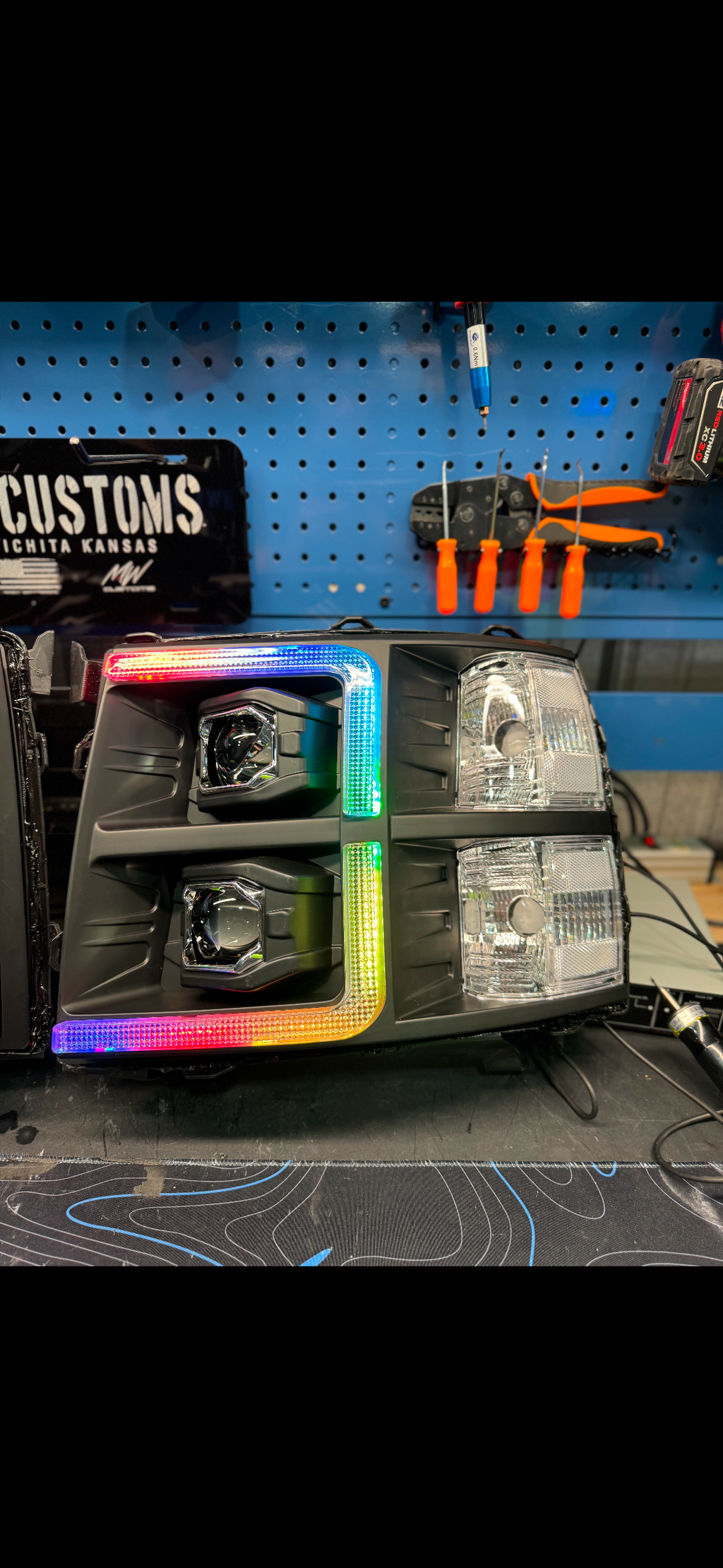 2007 - 13 CHEVY SILVERADO DUAL PROJECTOR + C BAR HEADLIGHTS