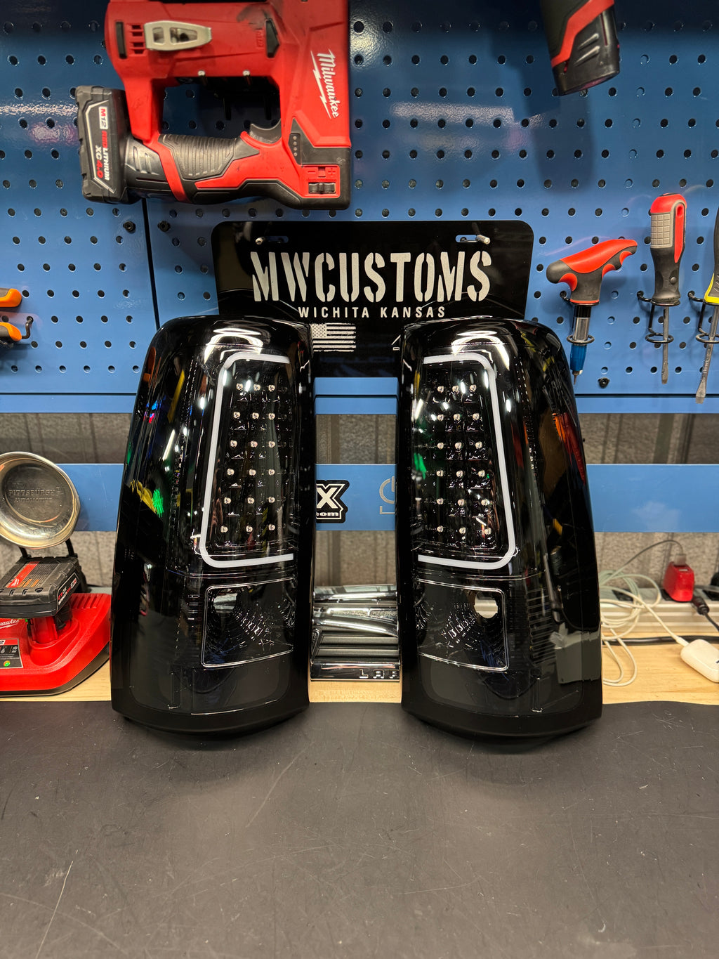 99-06 GMC SIERRA/2003-07 CHEVROLET SILVERADO C BAR TAIL LIGHTS