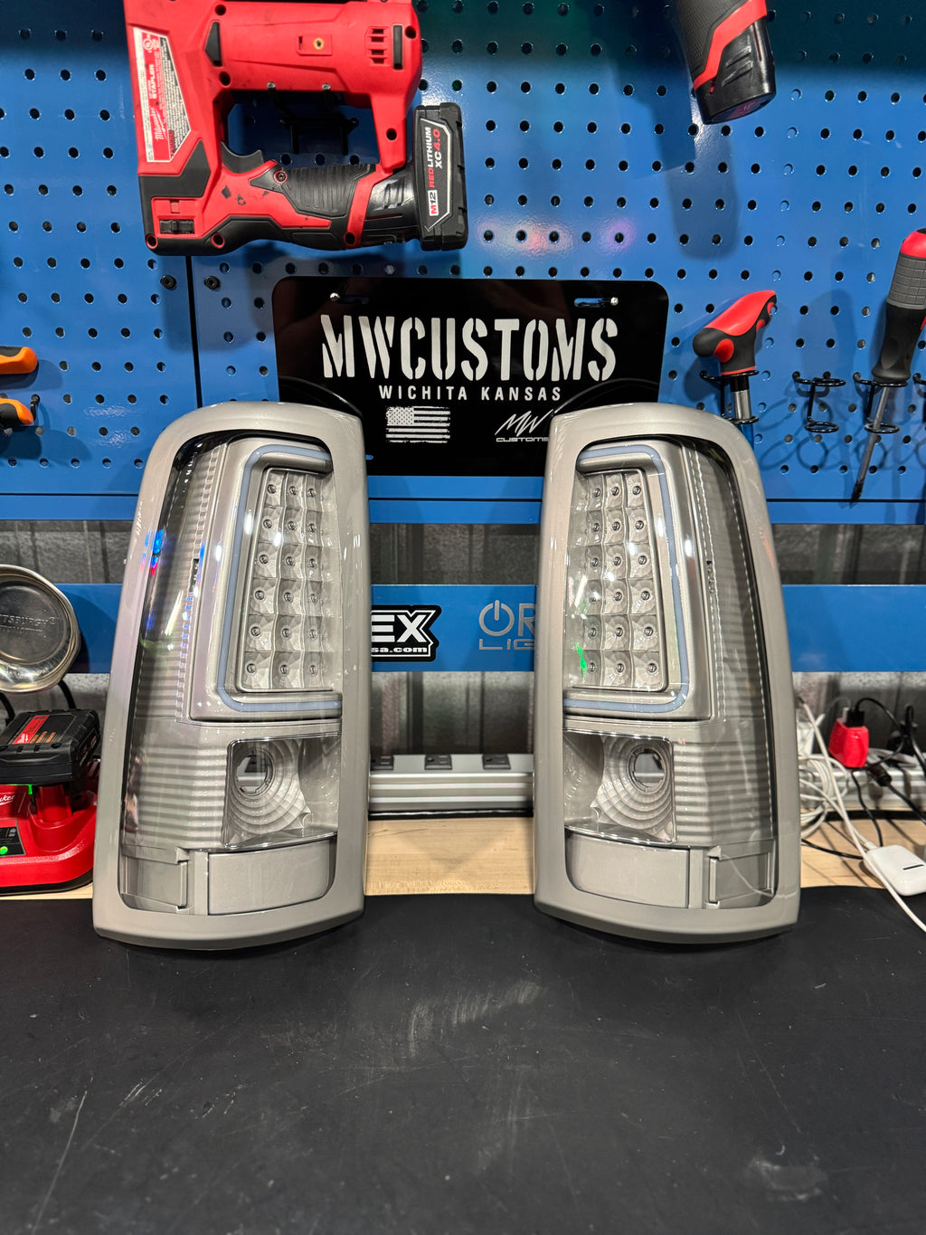 99-06 GMC SIERRA/2003-07 CHEVROLET SILVERADO C BAR TAIL LIGHTS