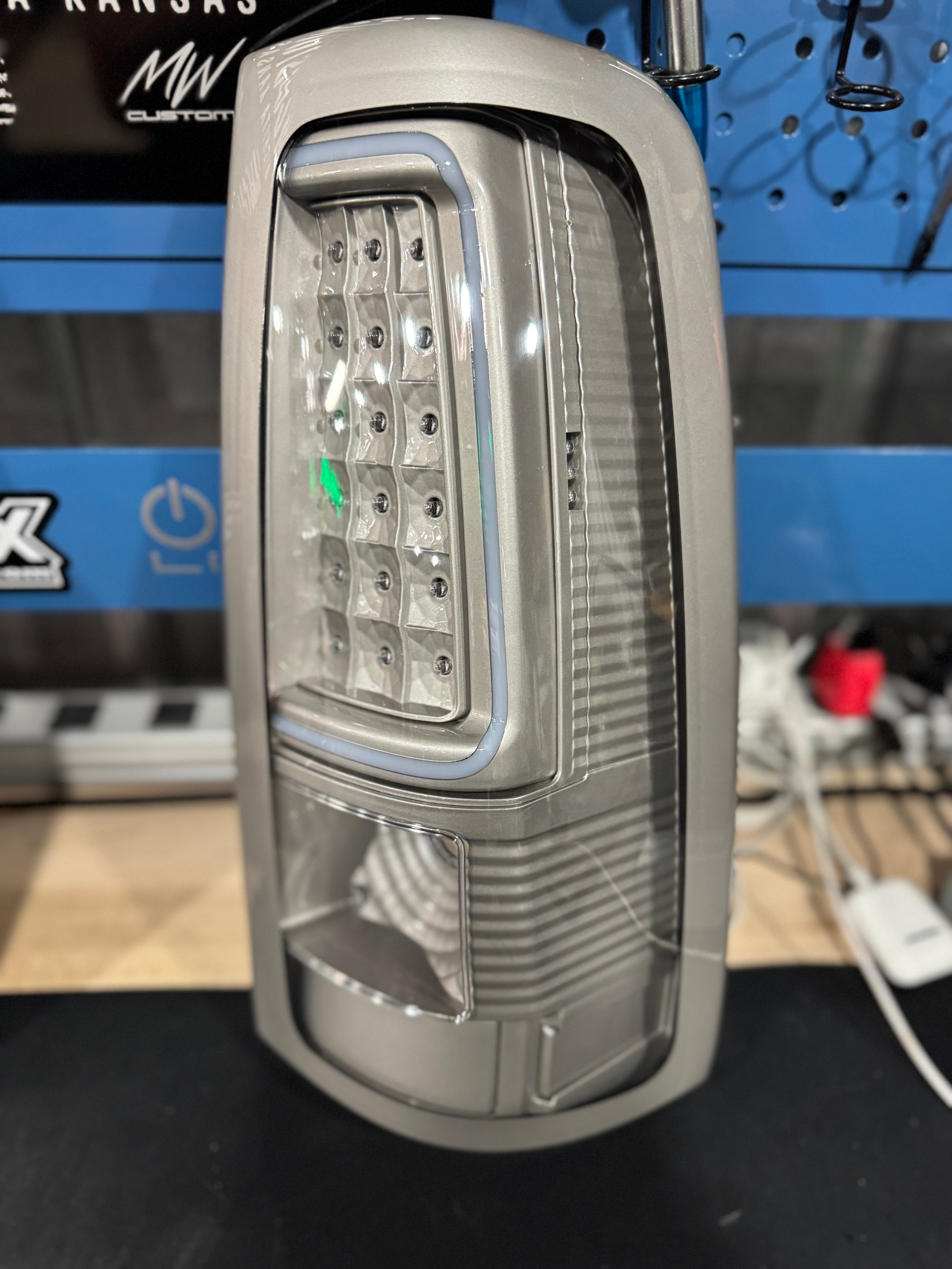 99-06 GMC SIERRA/2003-07 CHEVROLET SILVERADO C BAR TAIL LIGHTS