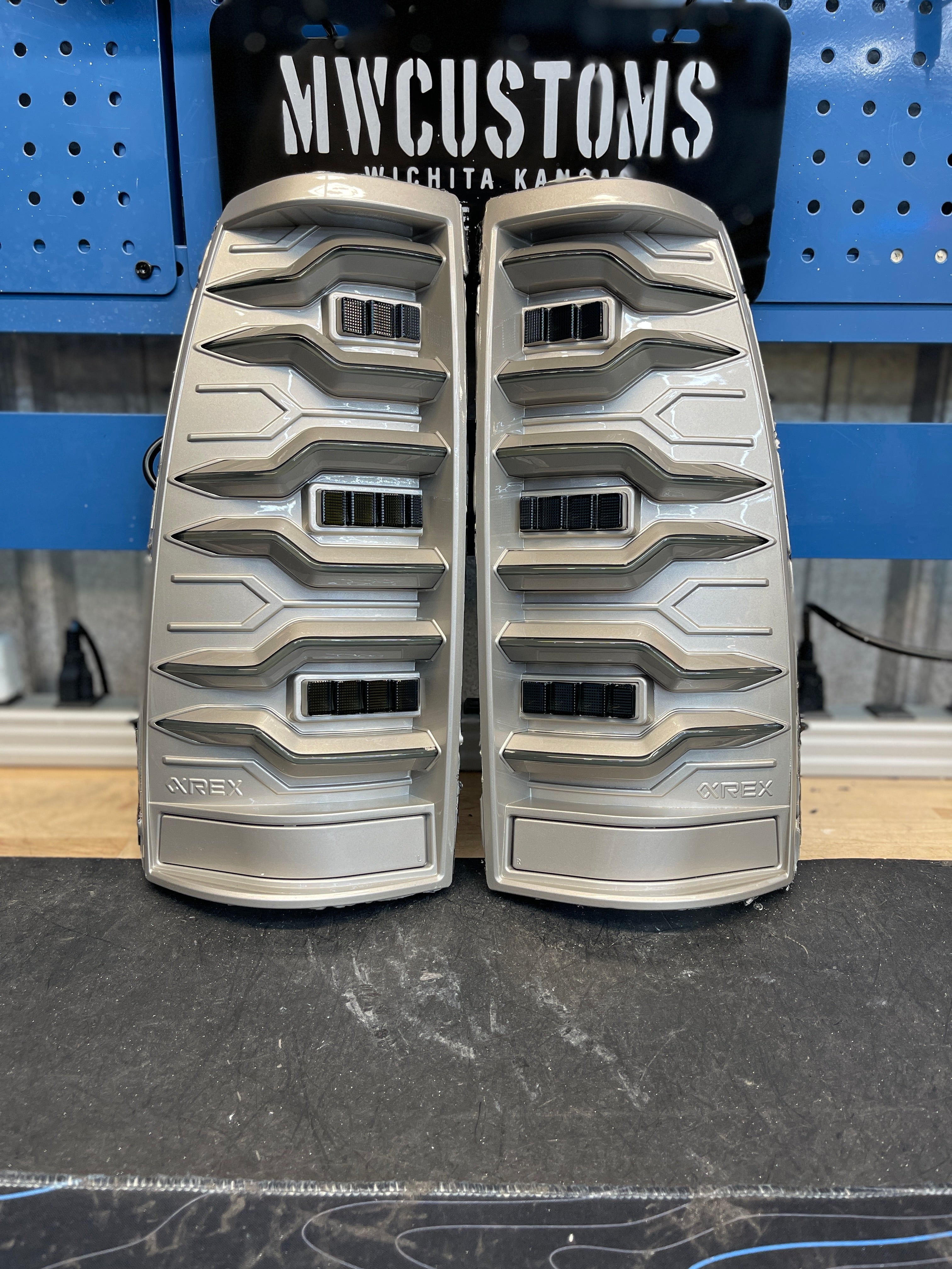 99-06 GMC SIERRA/2003-07 CHEVROLET SILVERADO ALPHAREX TAIL LIGHTS