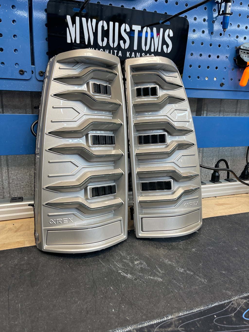 99-06 GMC SIERRA/2003-07 CHEVROLET SILVERADO ALPHAREX TAIL LIGHTS