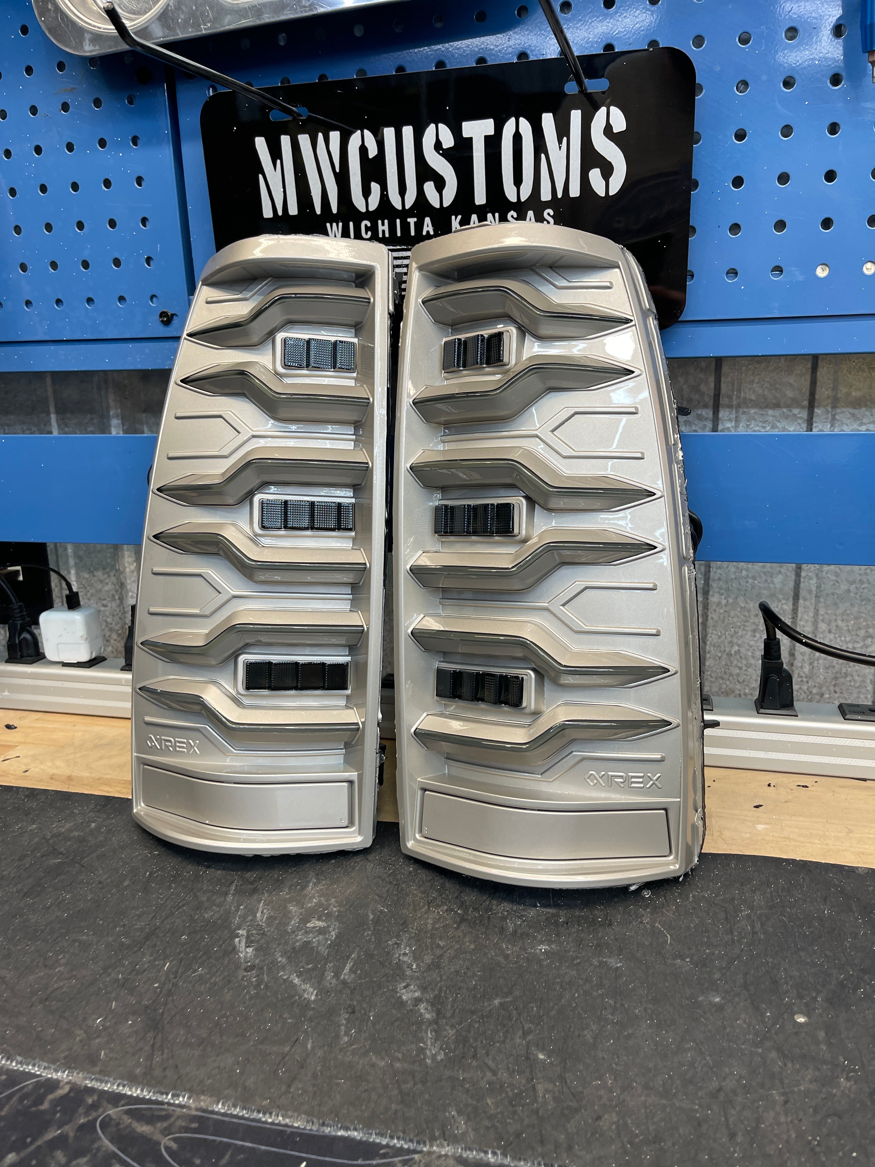 99-06 GMC SIERRA/2003-07 CHEVROLET SILVERADO ALPHAREX TAIL LIGHTS