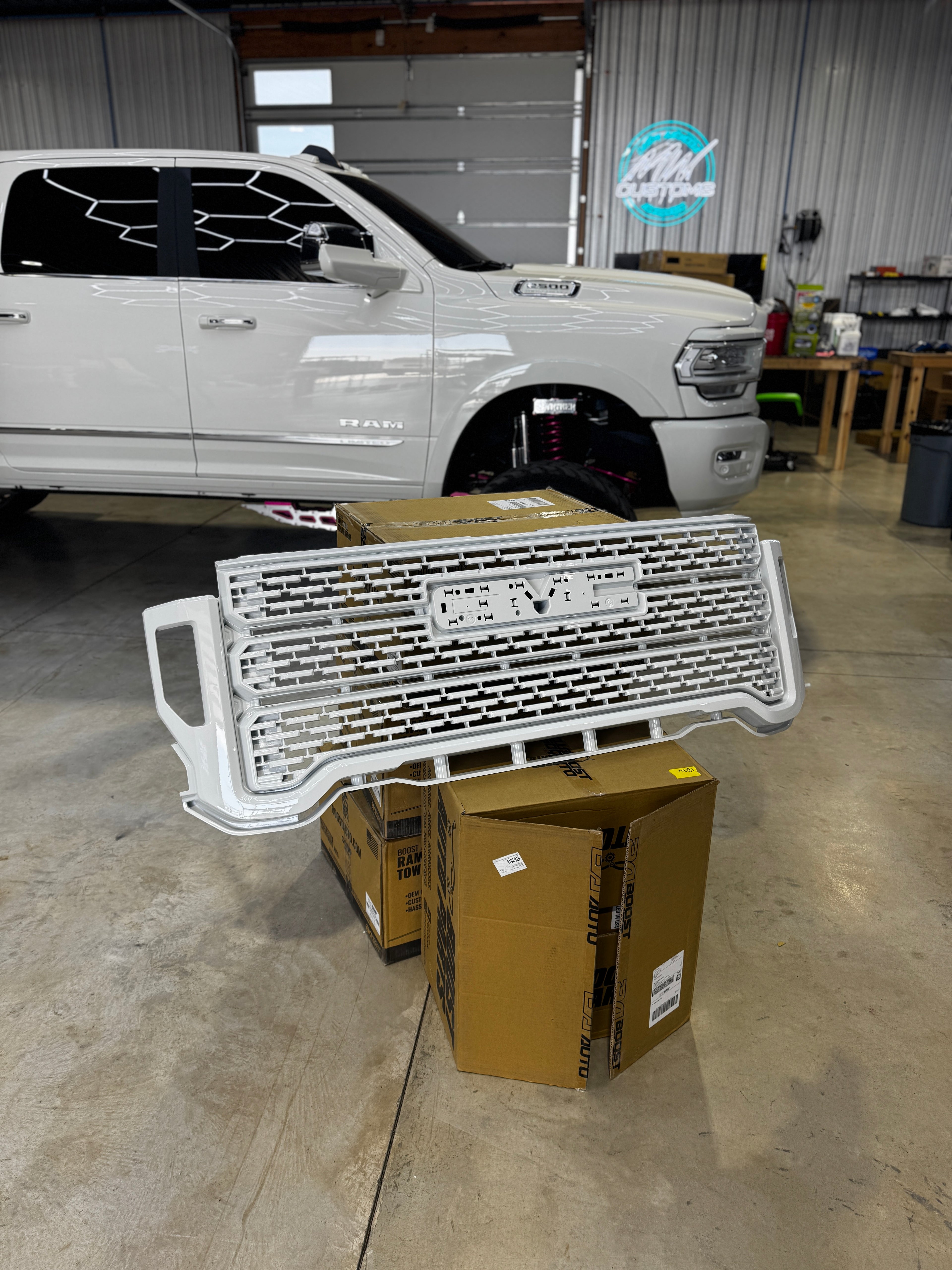 2020 - 23 GMC SIERRA HD FRONT GRILLE