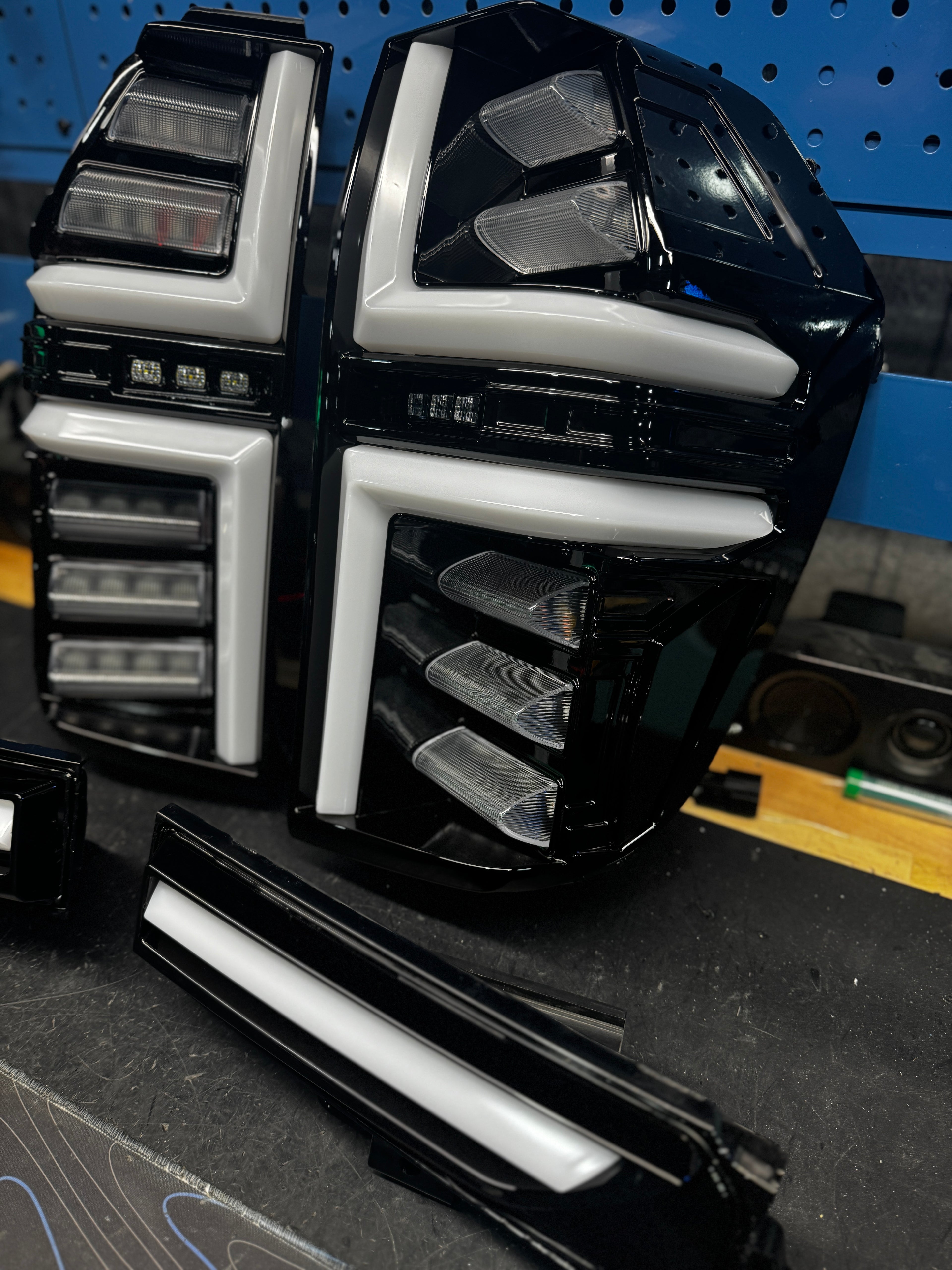 2021 - 24 CHEVY TAHOE / SUBURBAN TAIL LIGHTS