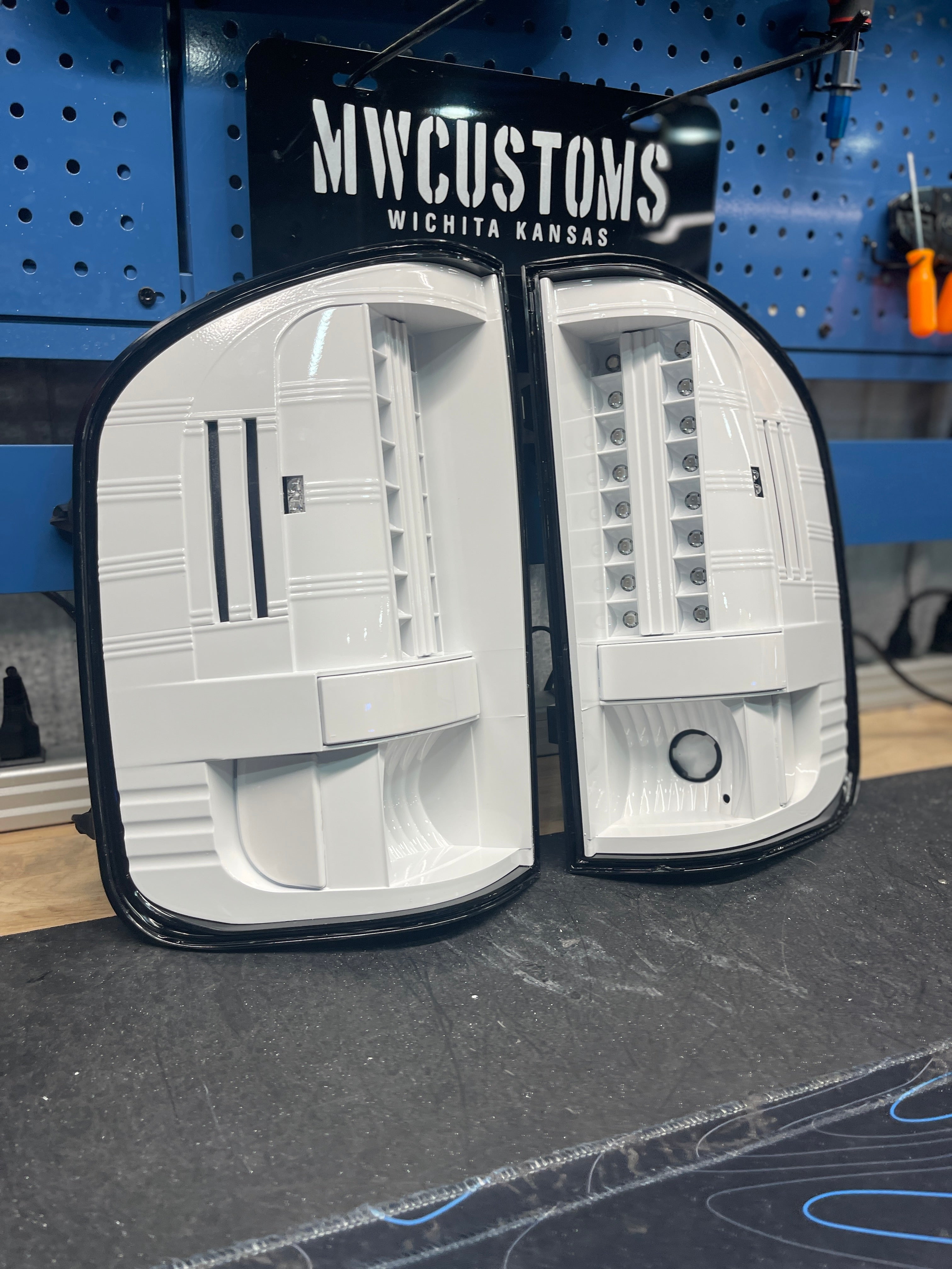 2007-13 CHEVROLET SILVERADO TAIL LIGHTS