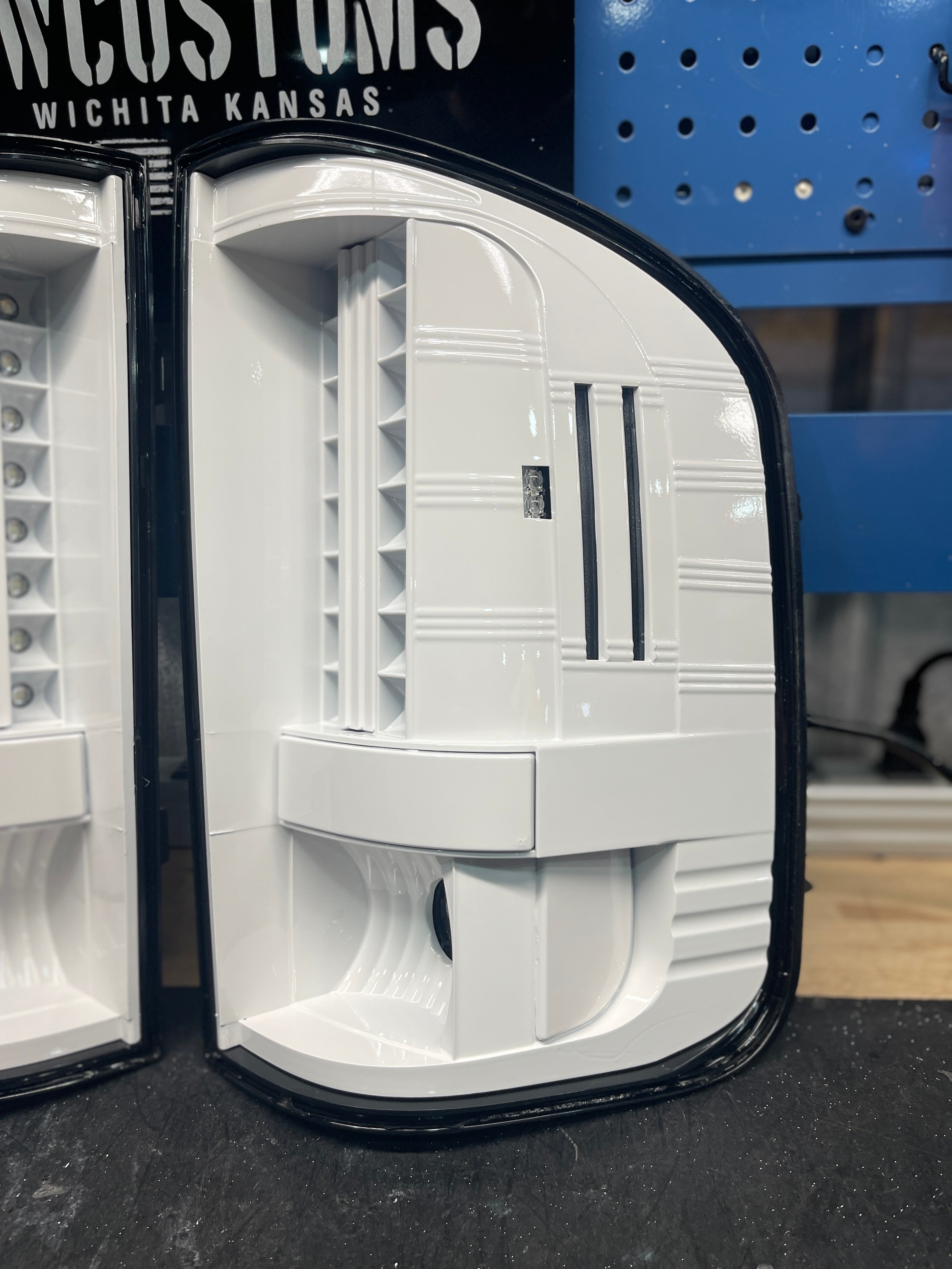 2007-13 CHEVROLET SILVERADO TAIL LIGHTS