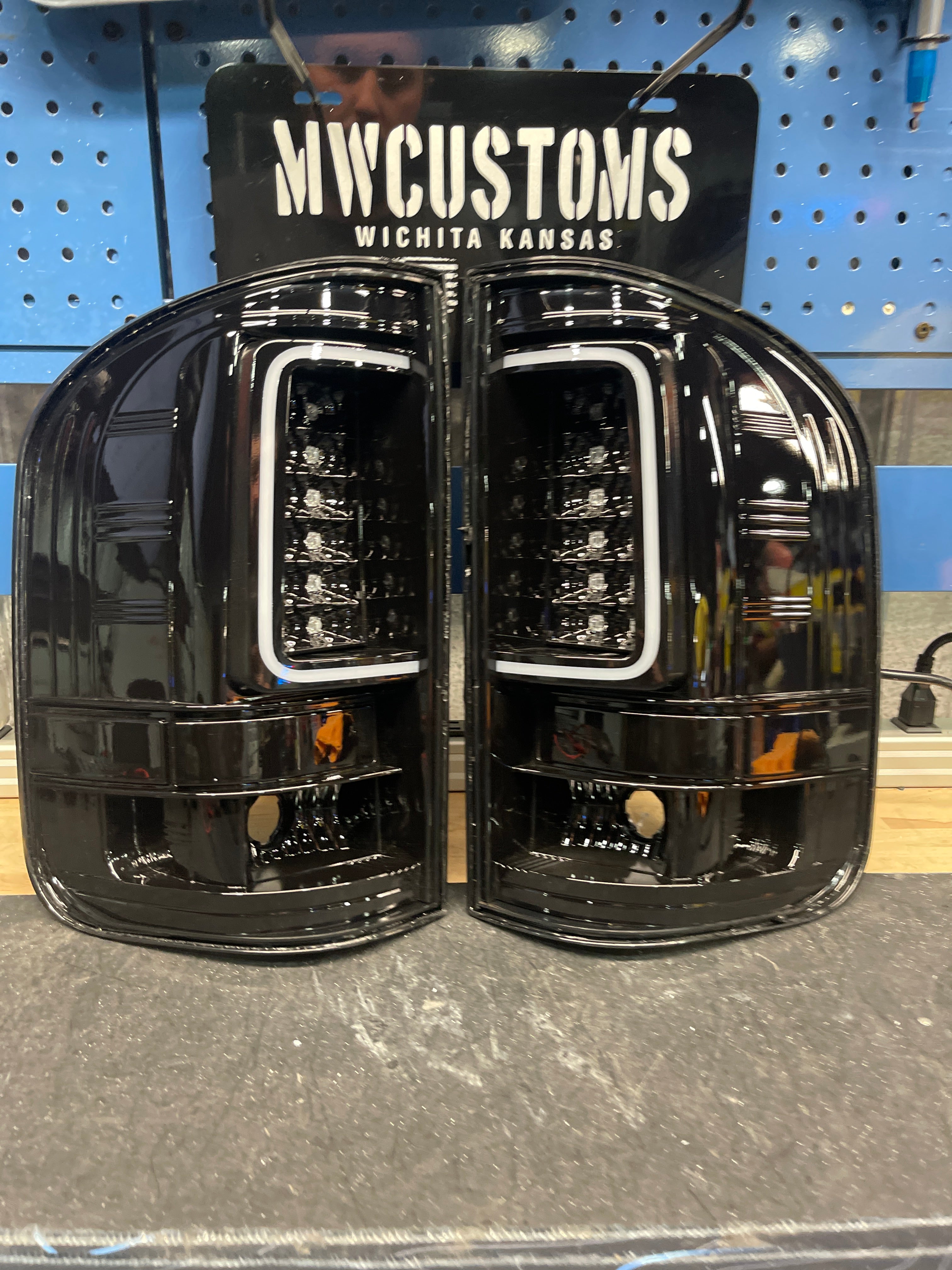 2007.5 - 13 CHEVY SILVERADO C BAR LED TAIL LIGHTS