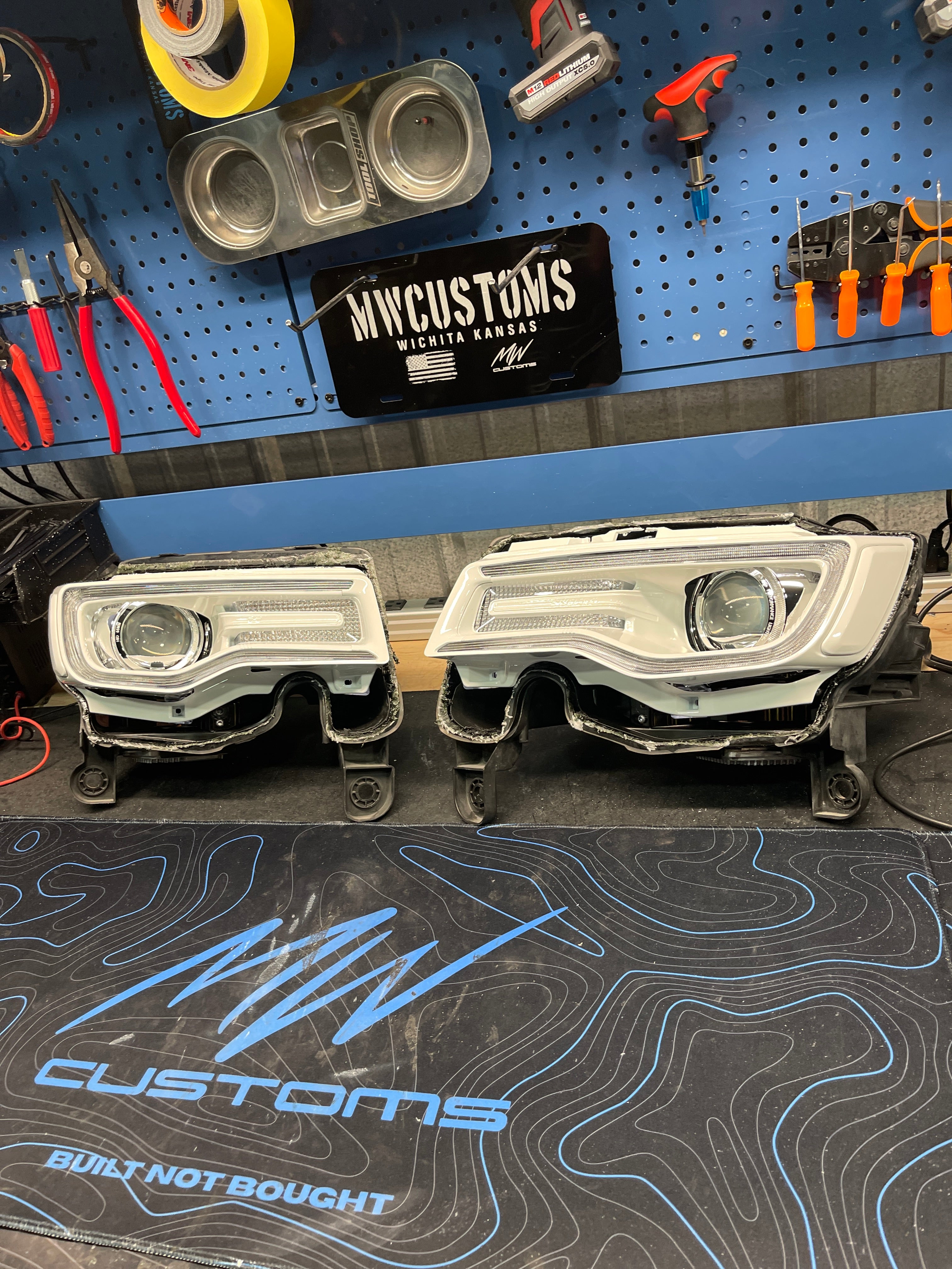 2014 - 22 JEEP GRAND CHEROKEE OEM HEADLIGHTS