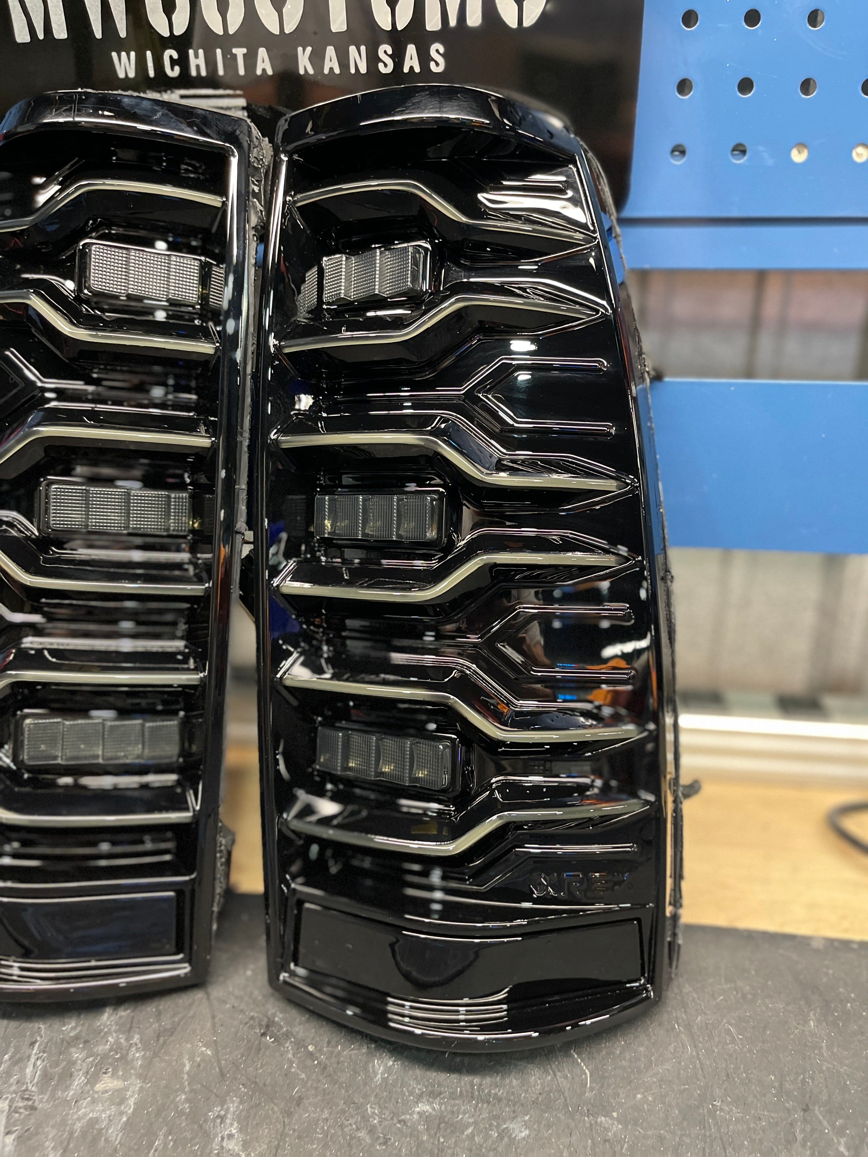 99-06 GMC SIERRA/2003-07 CHEVROLET SILVERADO ALPHAREX TAIL LIGHTS