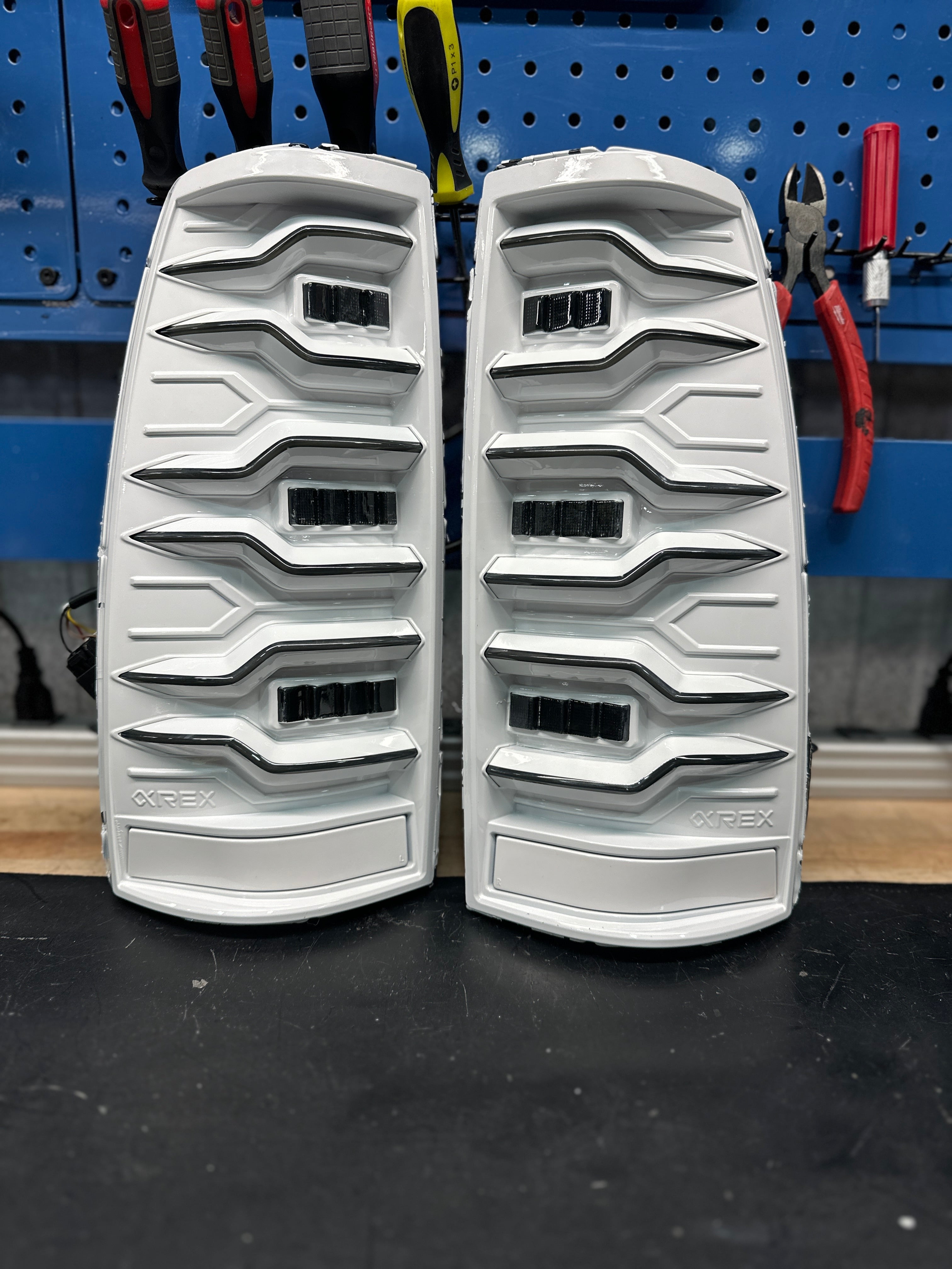 99-06 GMC SIERRA/2003-07 CHEVROLET SILVERADO ALPHAREX TAIL LIGHTS