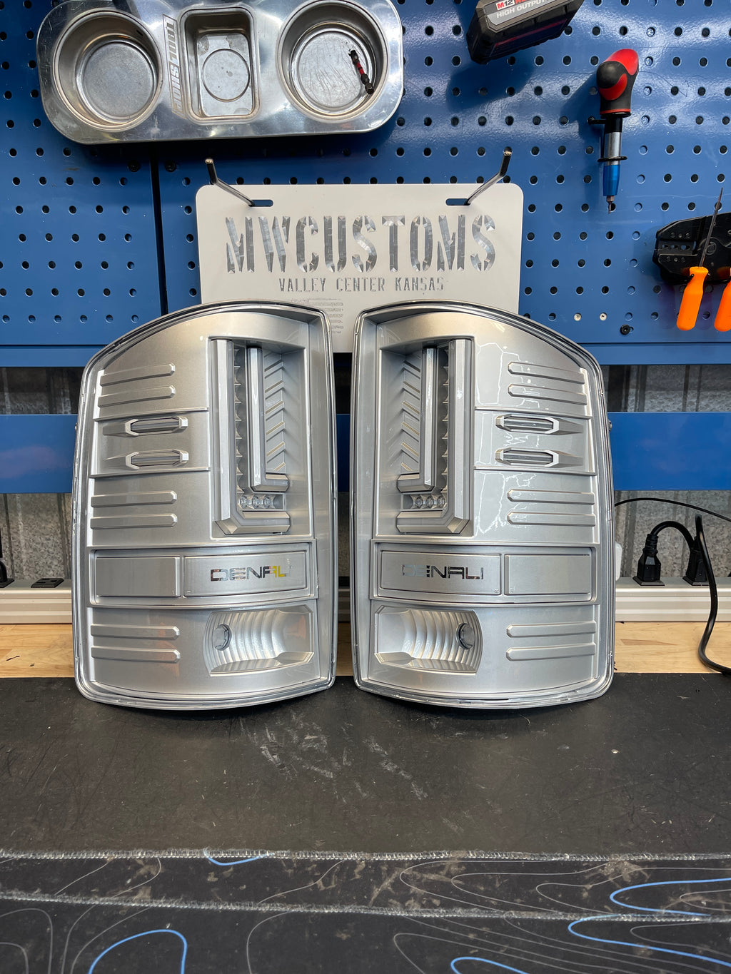 2014 - 18 GMC SIERRA 1500 / 2014 - 19 GMC SIERRA HD TAIL LIGHTS