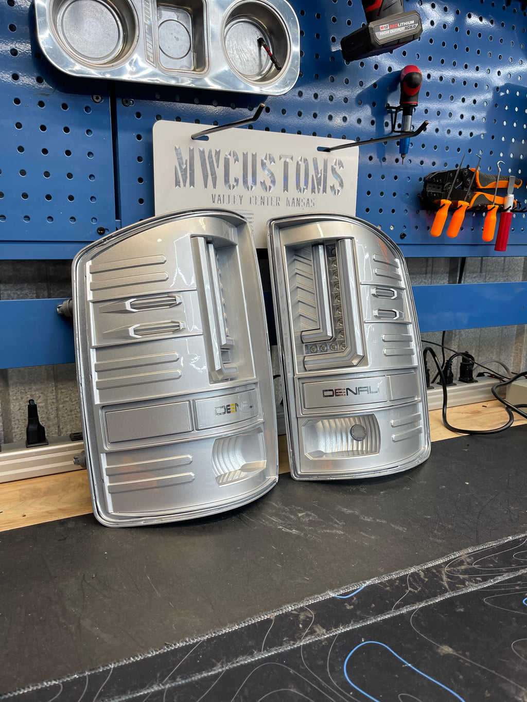 2014 - 18 GMC SIERRA 1500 / 2014 - 19 GMC SIERRA HD TAIL LIGHTS