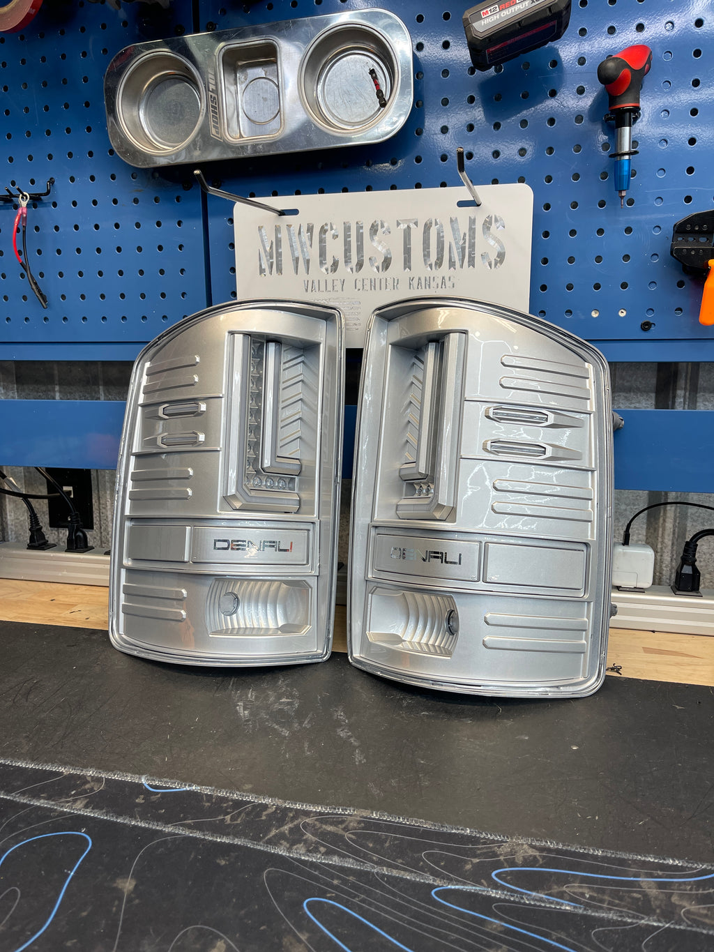 2014 - 18 GMC SIERRA 1500 / 2014 - 19 GMC SIERRA HD TAIL LIGHTS