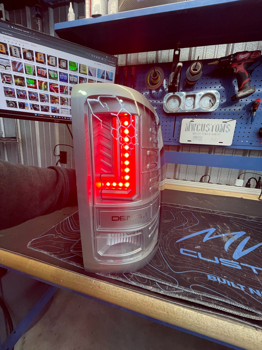 2014 - 18 GMC SIERRA 1500 / 2014 - 19 GMC SIERRA HD TAIL LIGHTS