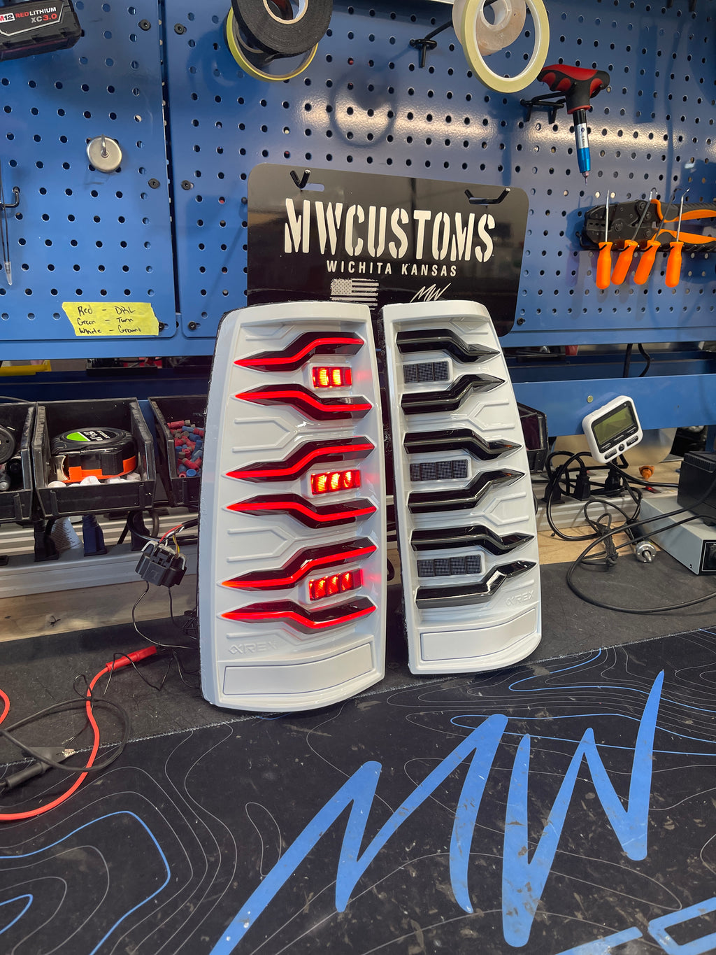 99-06 GMC SIERRA/2003-07 CHEVROLET SILVERADO ALPHAREX TAIL LIGHTS