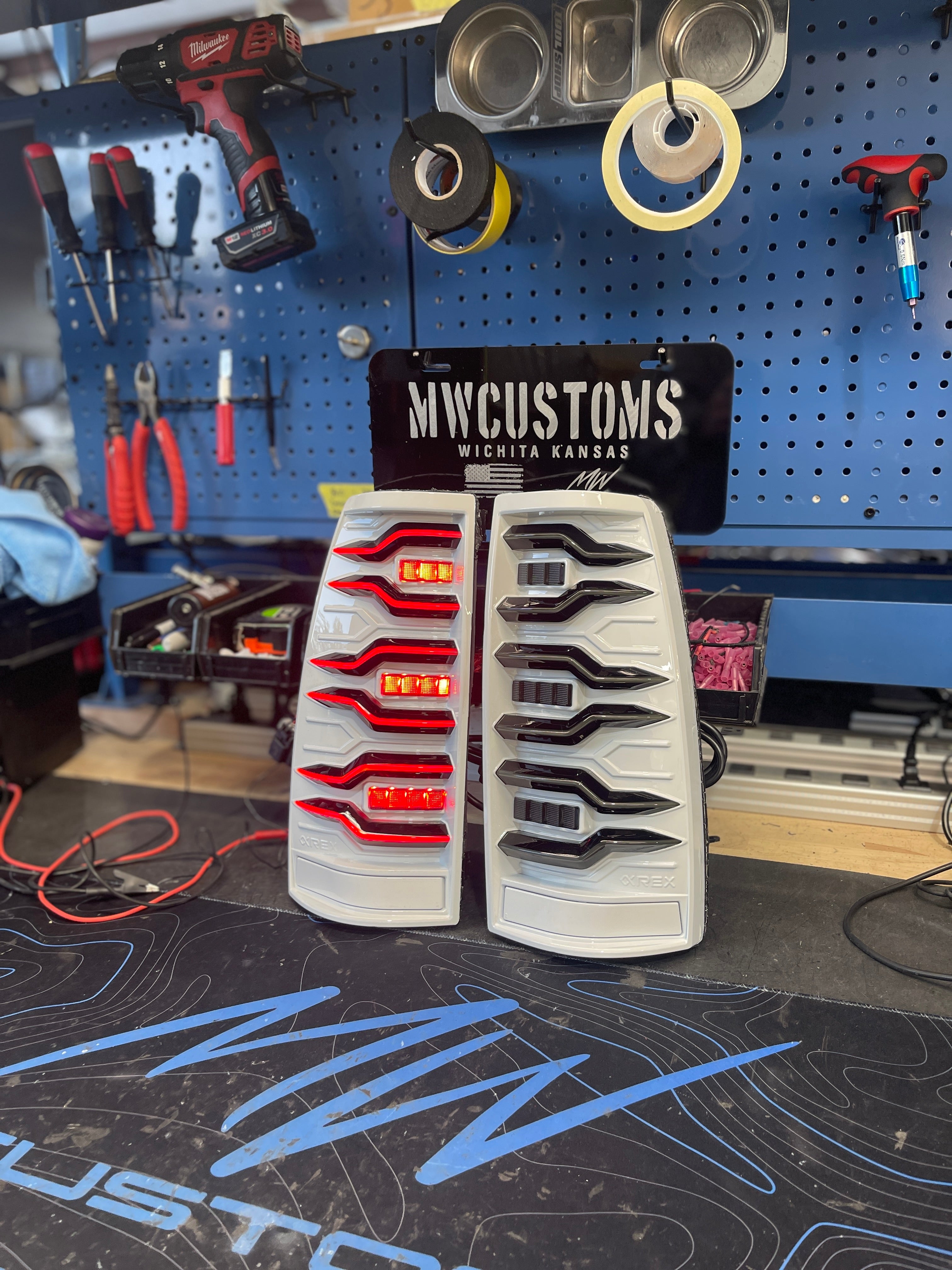 99-06 GMC SIERRA/2003-07 CHEVROLET SILVERADO ALPHAREX TAIL LIGHTS