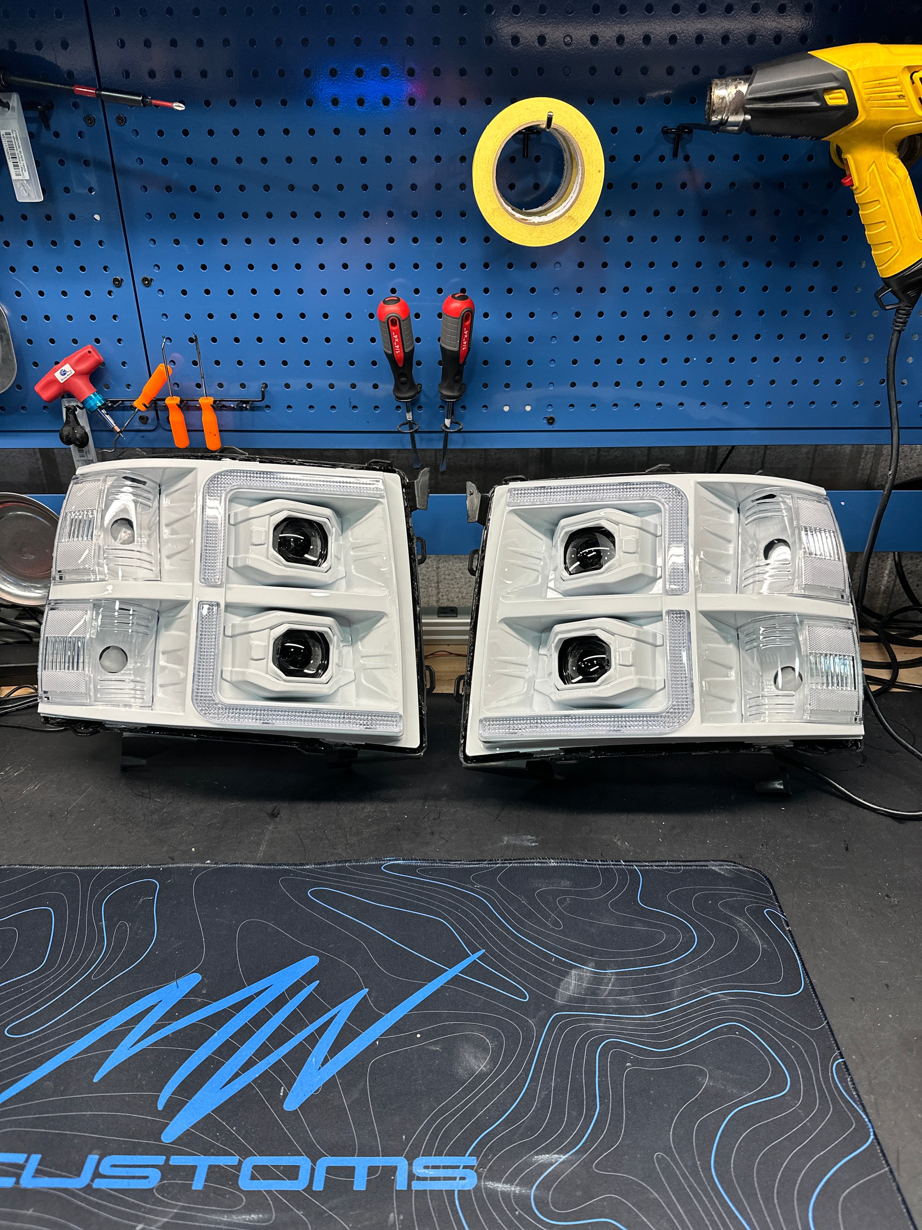 2007 - 13 CHEVY SILVERADO DUAL PROJECTOR + C BAR HEADLIGHTS