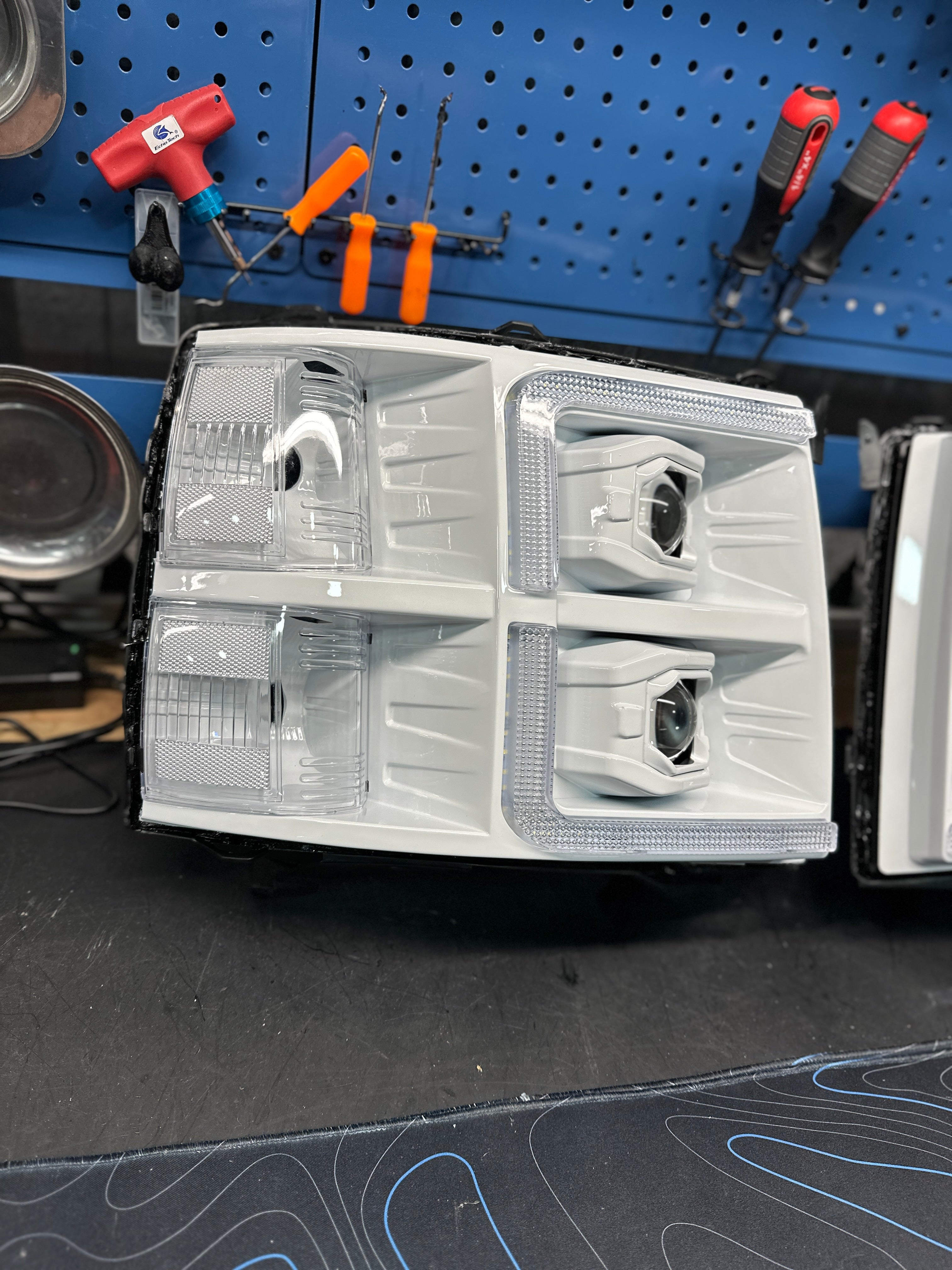 2007 - 13 CHEVY SILVERADO DUAL PROJECTOR + C BAR HEADLIGHTS